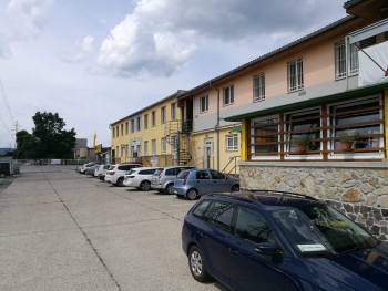 KANCELÁRSKE PRIESTORY PRI AVIONE